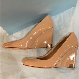 Nude patent Tory Burch wedge heel pumps 7.5